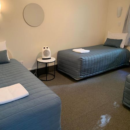 דנידין 755 Regal Court Motel מראה חיצוני תמונה